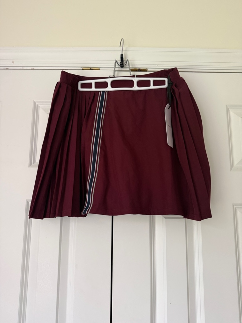 Varley Neyland Maroon Burgundy Pleated Mini Skort with Stripe Trim Size XL NWT